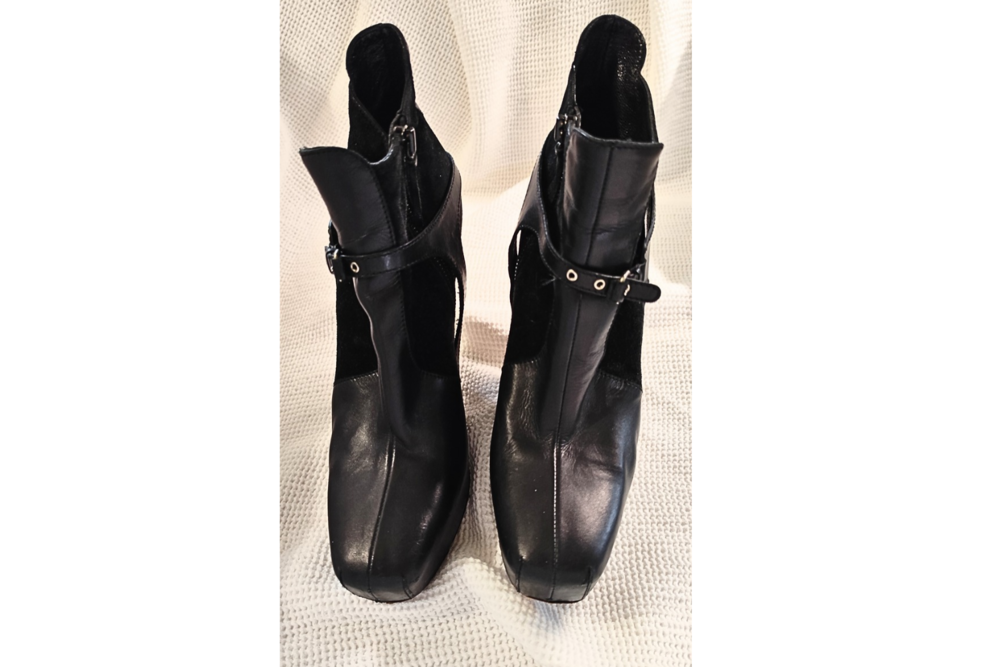 Bottines superbes embl&eacute;matique BALENCIAGA, mod&egrave;le d&eacute;fil&eacute;. Chaussures