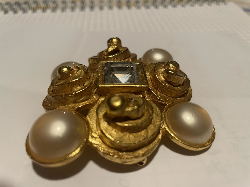 Broche carr&eacute;e dor&eacute;e LANVIN strass et perles nacr&eacute;es Bijoux et montres