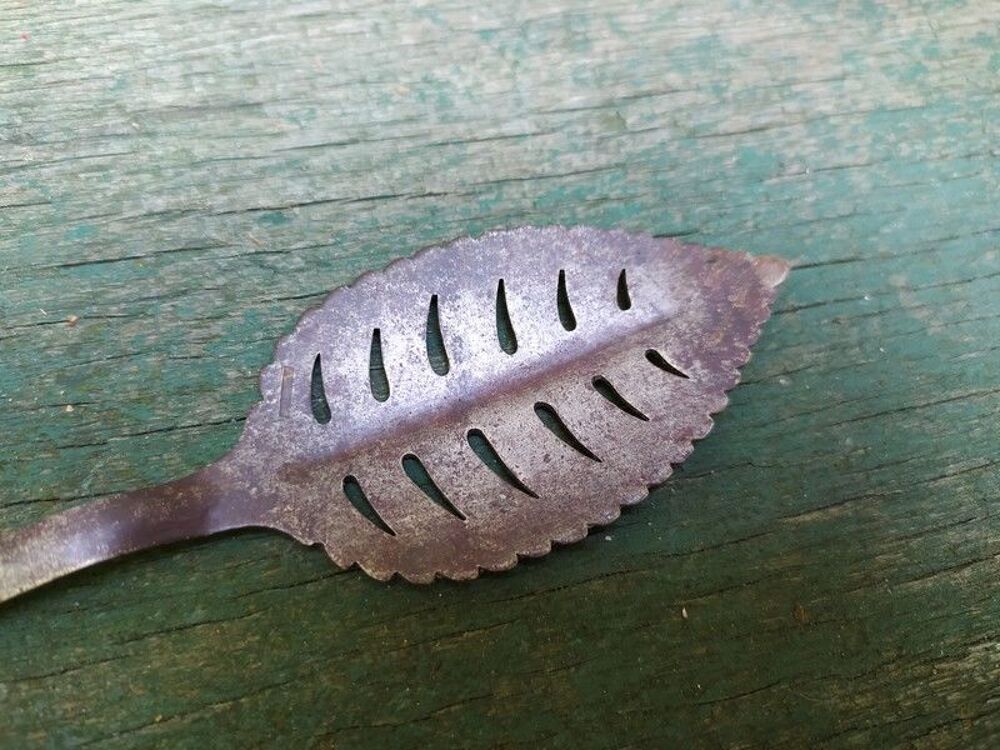 Ancienne Cuill&egrave;re &agrave; Absinthe Forme de Feuille. 