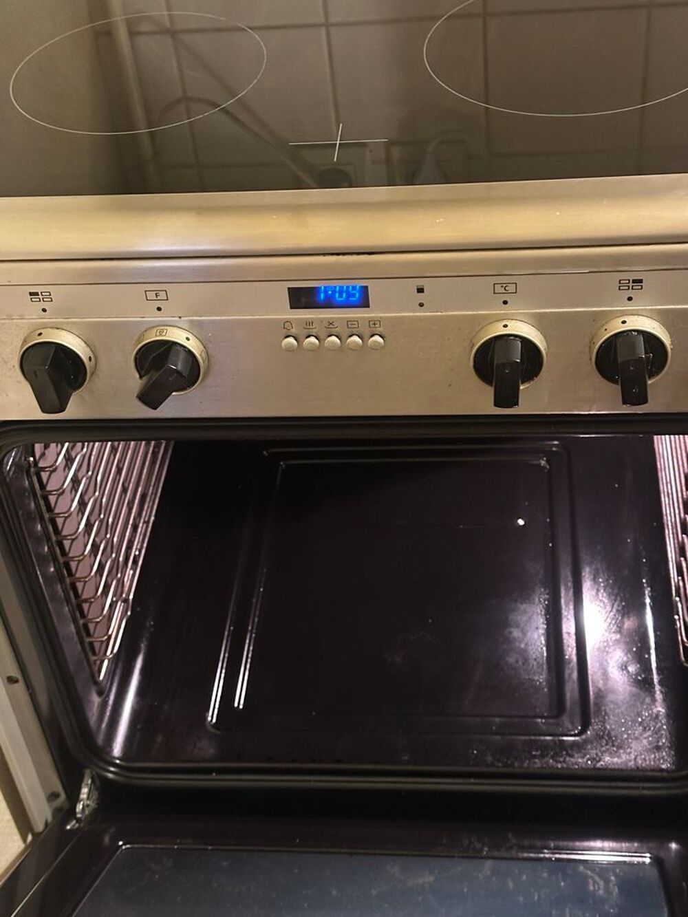 Cuisini&egrave;re induction 4 foyers chaleur tournante - bon &eacute;tat. Electroménager