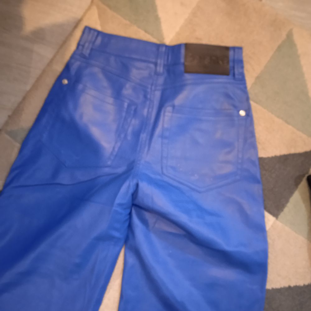 Pantalon simili bleu taille XS longueur de jambes 102 cms Vêtements
