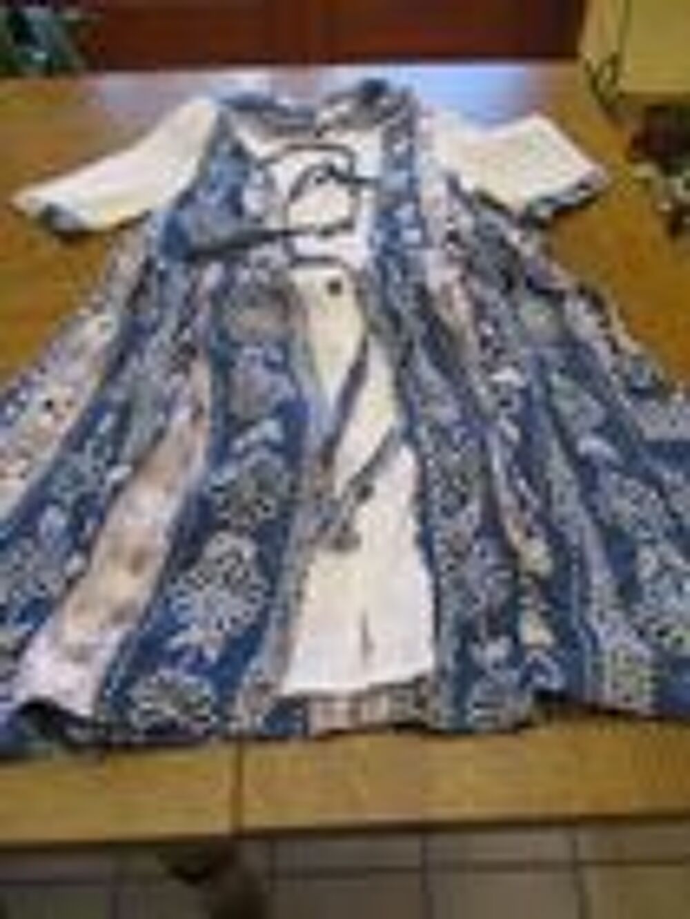 Robe bleue et blanc fleurie tr&egrave;s belle Vêtements enfants