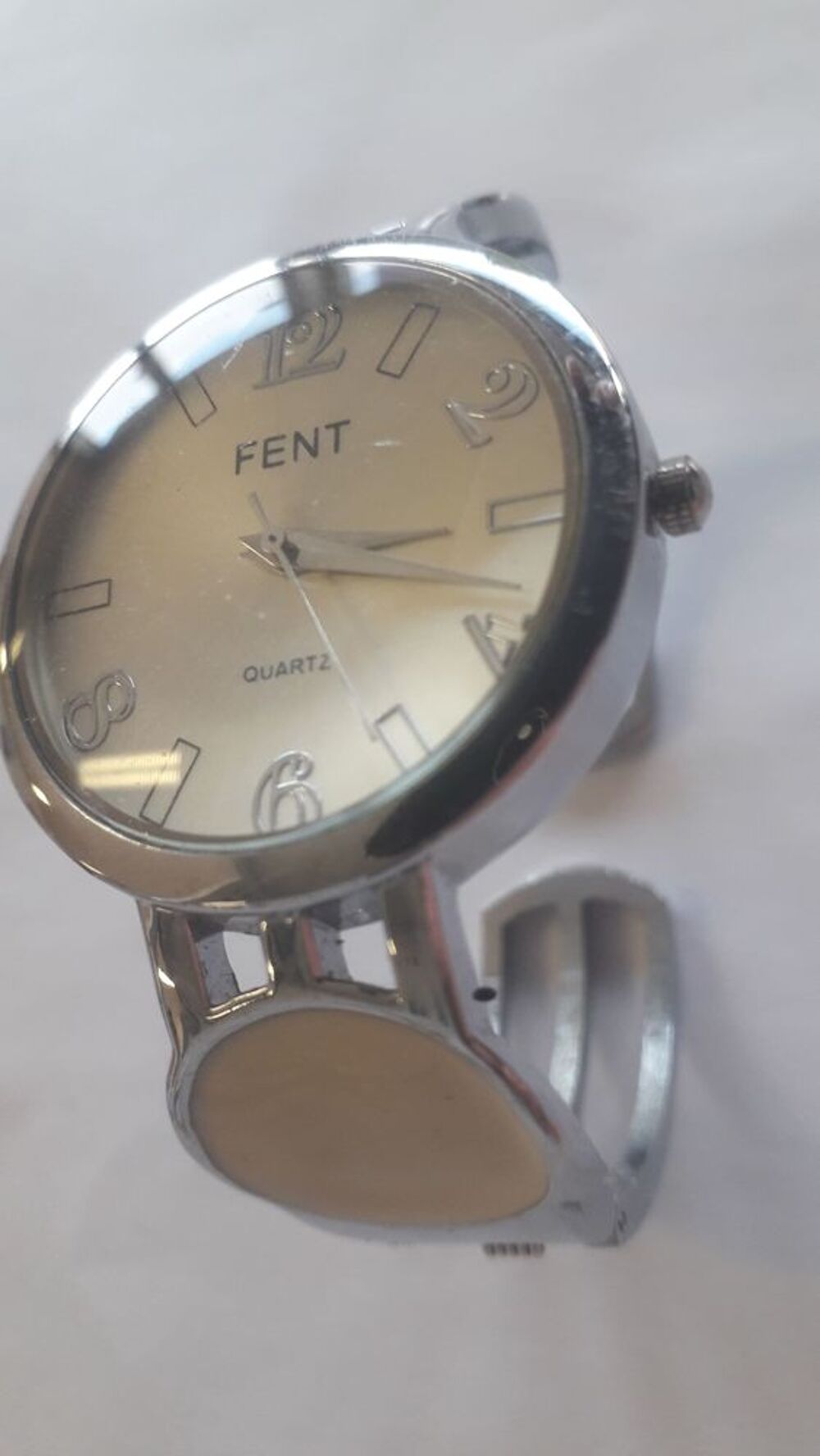 LOT DE 8 MONTRES MARQUES DIVERSES Bijoux et montres