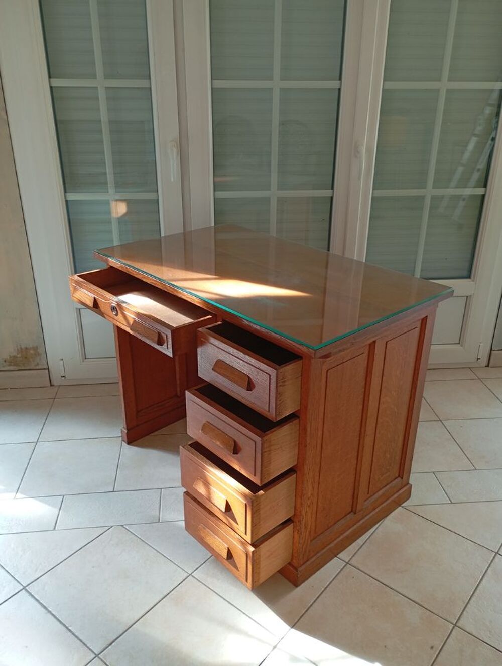 bureau ch&ecirc;ne massif vernis 5 tiroirs dessus verre biseaut&eacute; Meubles