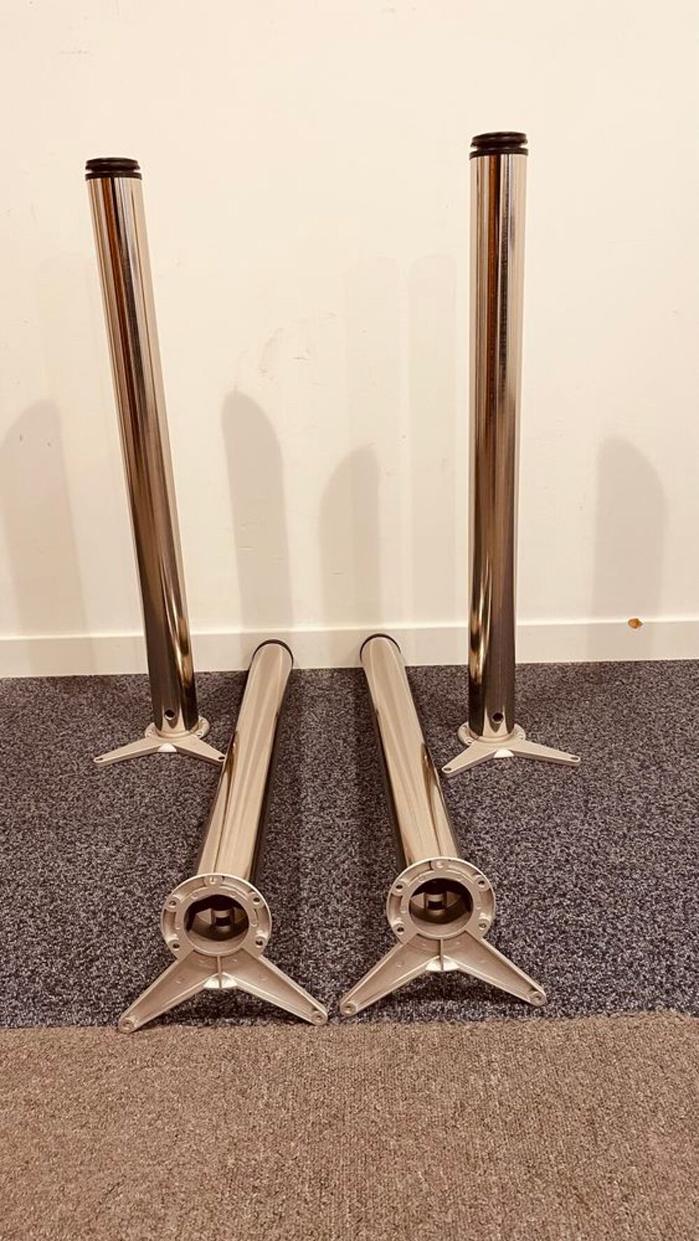 4 pieds chrom&eacute;s r&eacute;glables pour bureau ou table Meubles