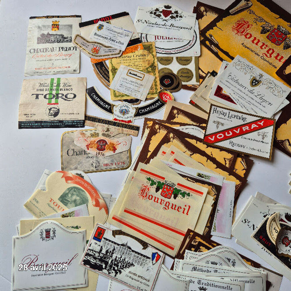 Lot d'&eacute;tiquettes de vin du monde entier de 1961 &agrave; 1985, ave 