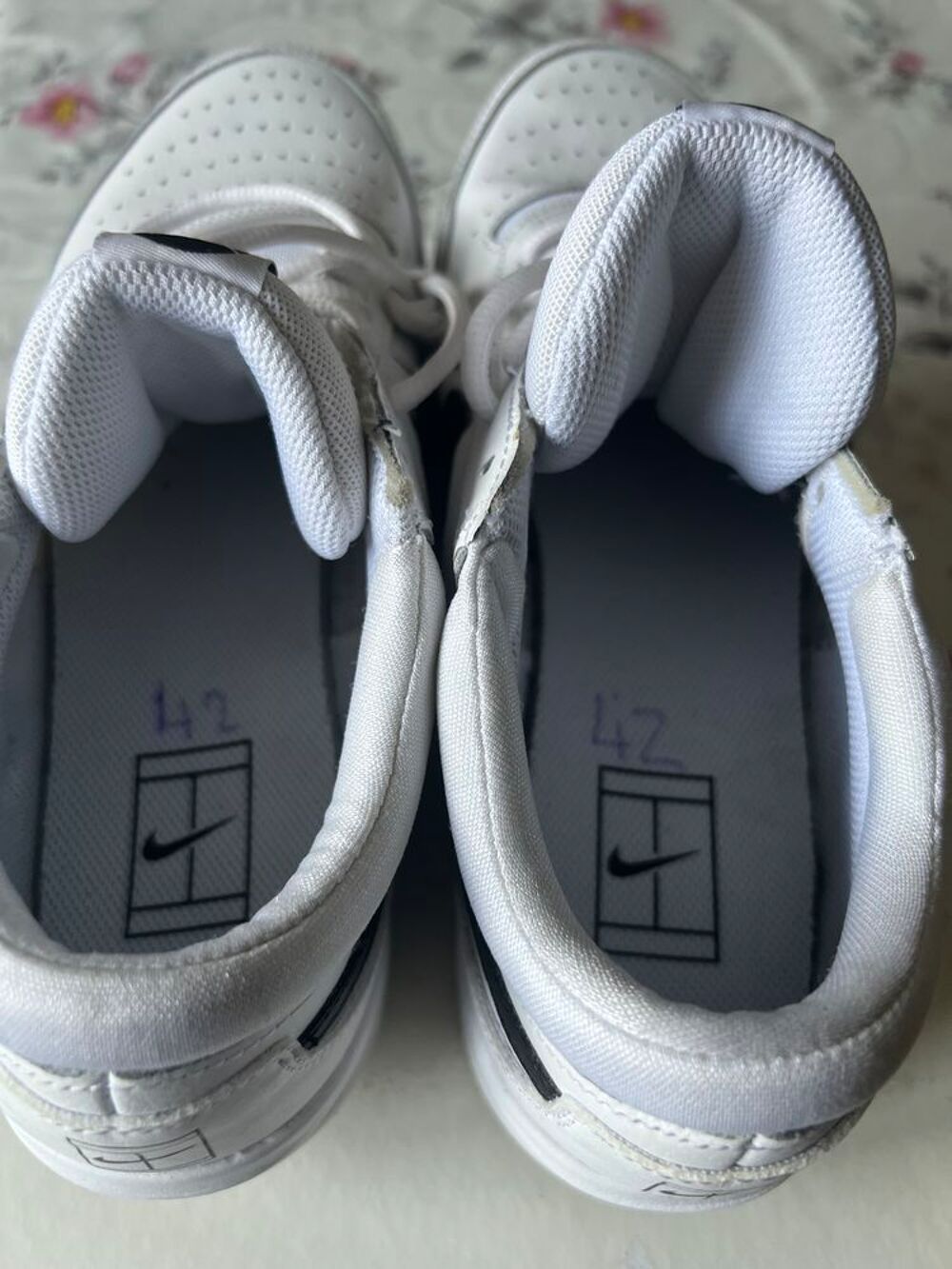 une paire de BASKET BLANCHE taille 42 Chaussures