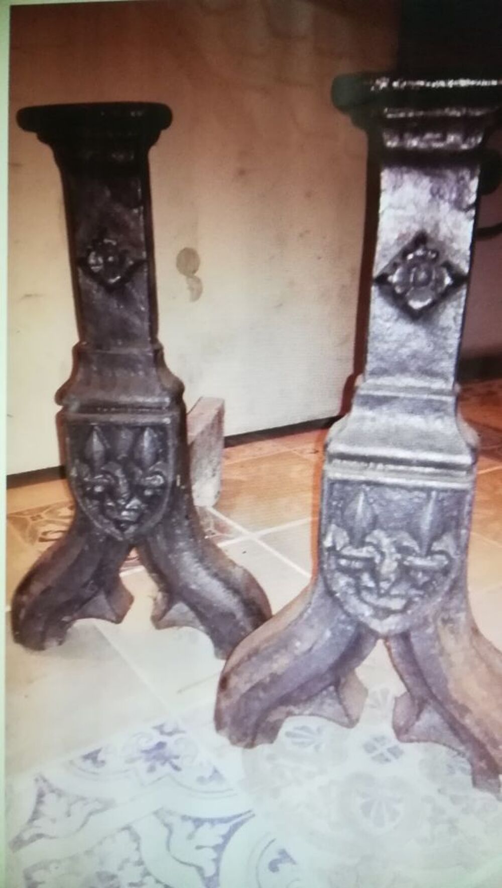 Chenets bronze fleurs de lys. A saisir. Meubles