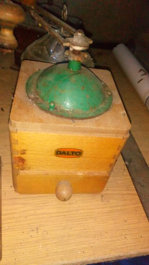 Ancien moulin � caf� en bois DALTO art populaire d�co chalet 15 Battrans (70)