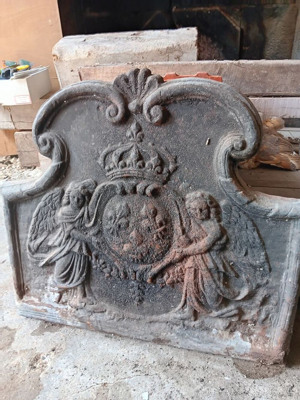 Plaque de chemin&eacute;e du 18em si&egrave;cle 64&agrave;-64. Décoration