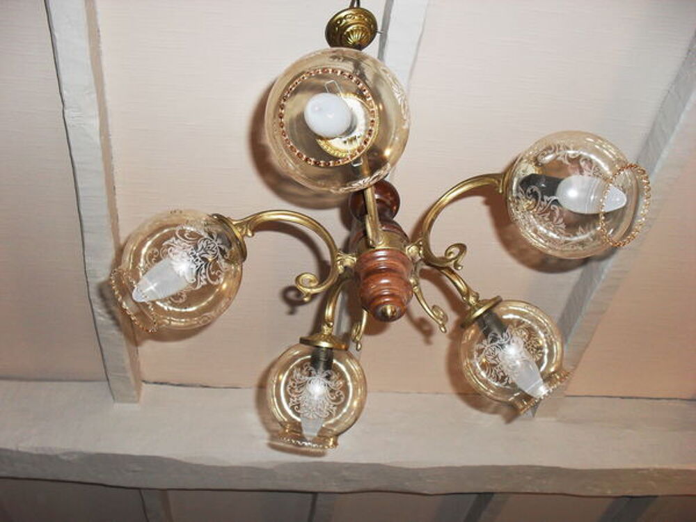 lustre 5 branches, dore vieilli et partie bois Décoration