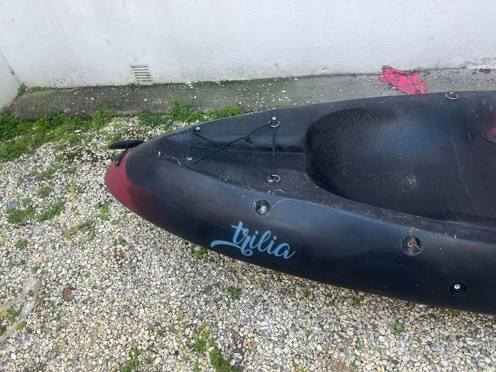 Kayak tr&egrave;s peu utilis&eacute; et en tr&egrave;s bon &eacute;tat Sports