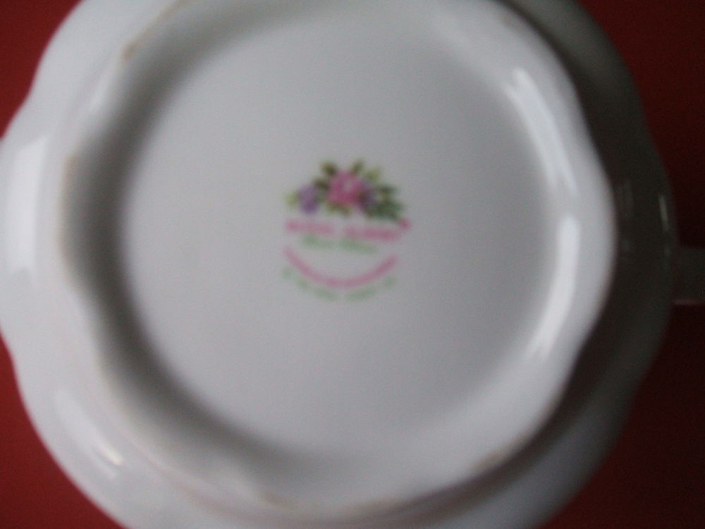 Th&eacute;i&egrave;re porcelaine Anglaise de Royal Albert fleur des mois 