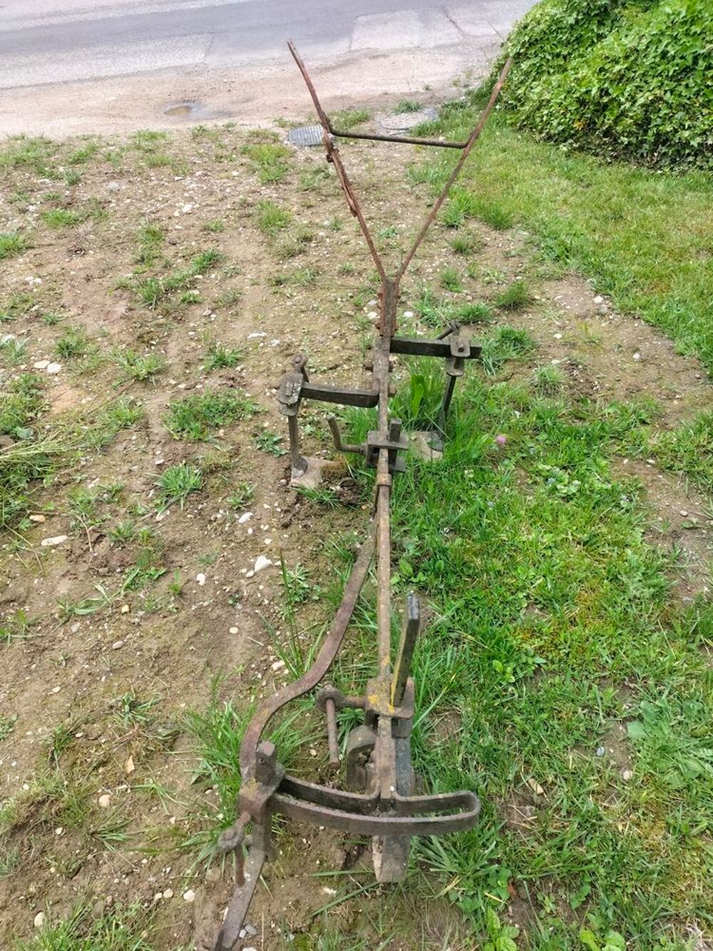 Ancienne charrue en m&eacute;tal 
Pour d&eacute;co ext&eacute;rieure / Vintage 