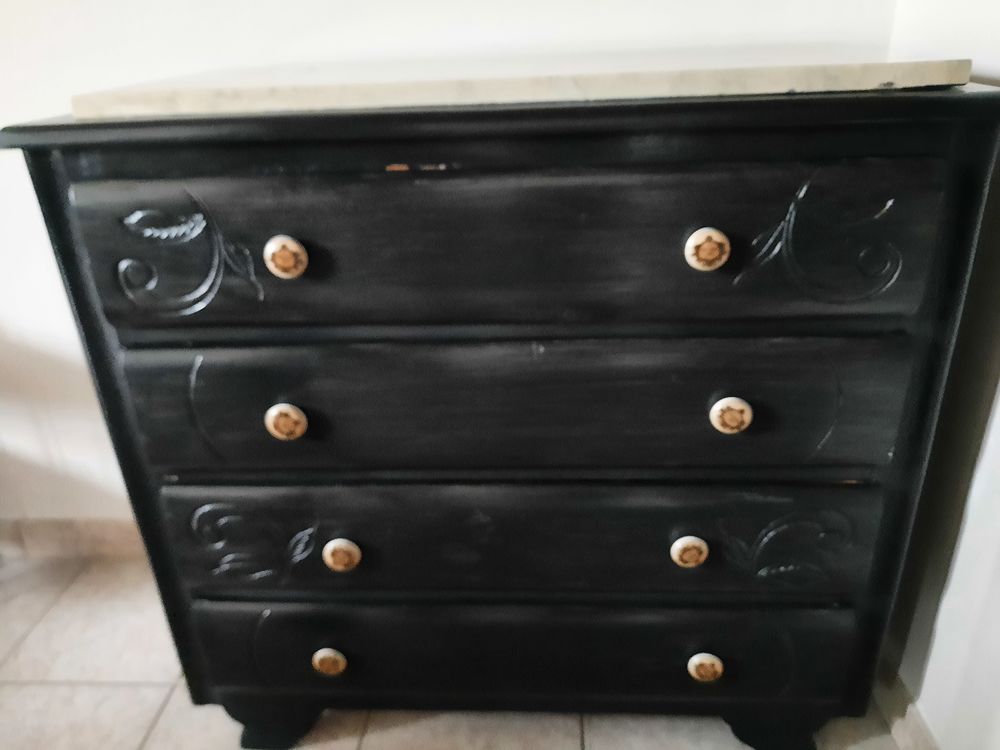Commode en ch&ecirc;ne avec dessus en marbre. Meubles