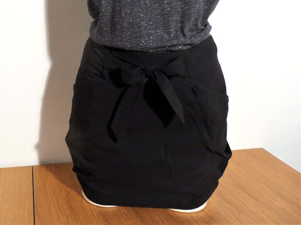 Jupe Courte Noir 2 Poches et Lien &agrave; Nouer- Cache Cache Vêtements