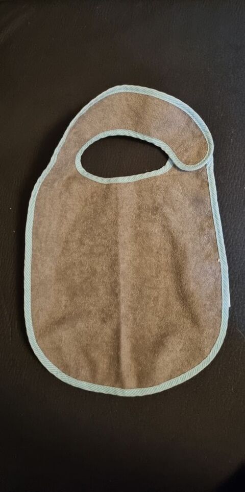 Bavoir gris avec liser� vert - Kiabi 1 Aix-les-Bains (73)