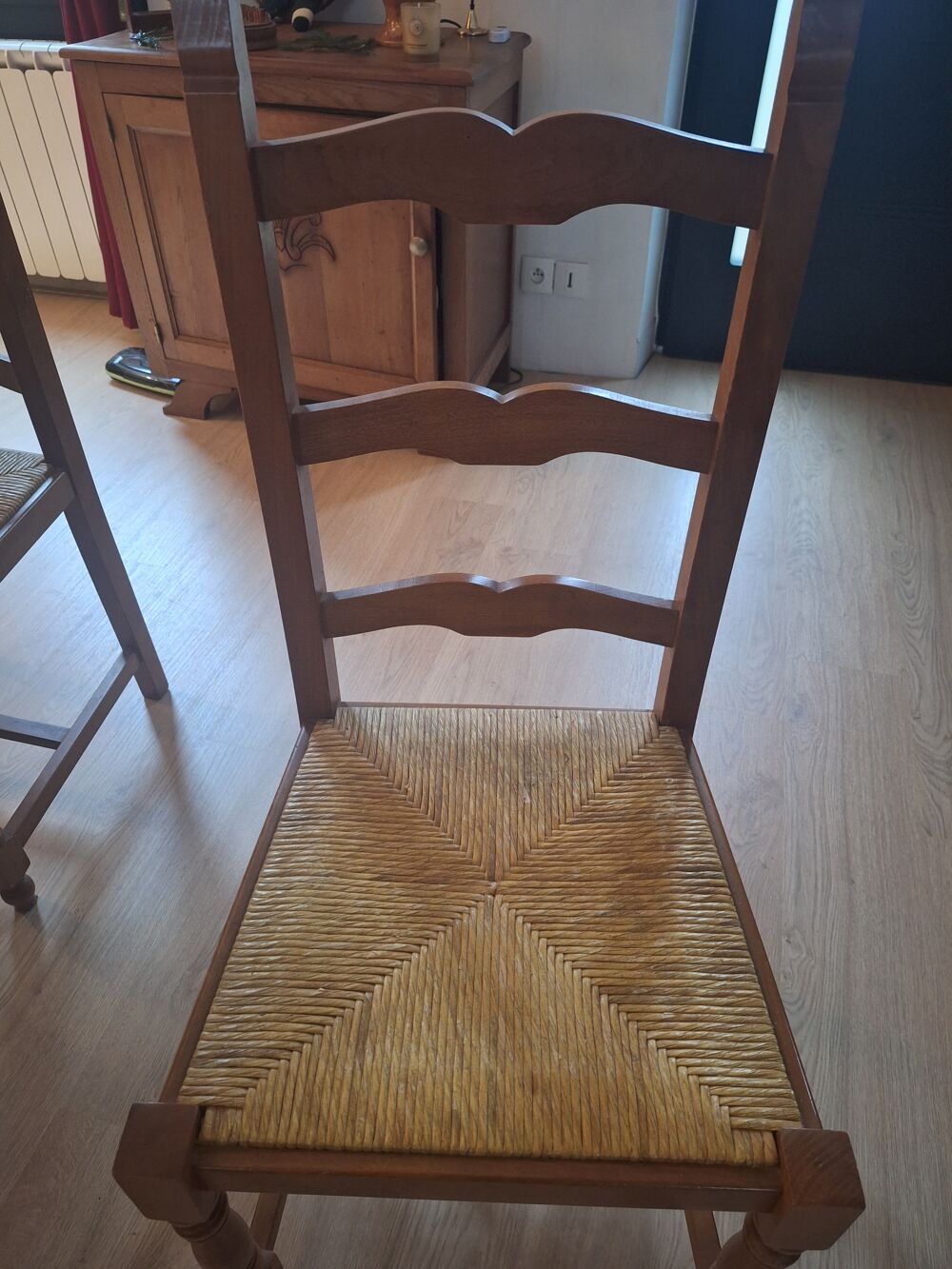 Table de salle &agrave; manger en cha&icirc;ne 
Et 4 chaises Meubles