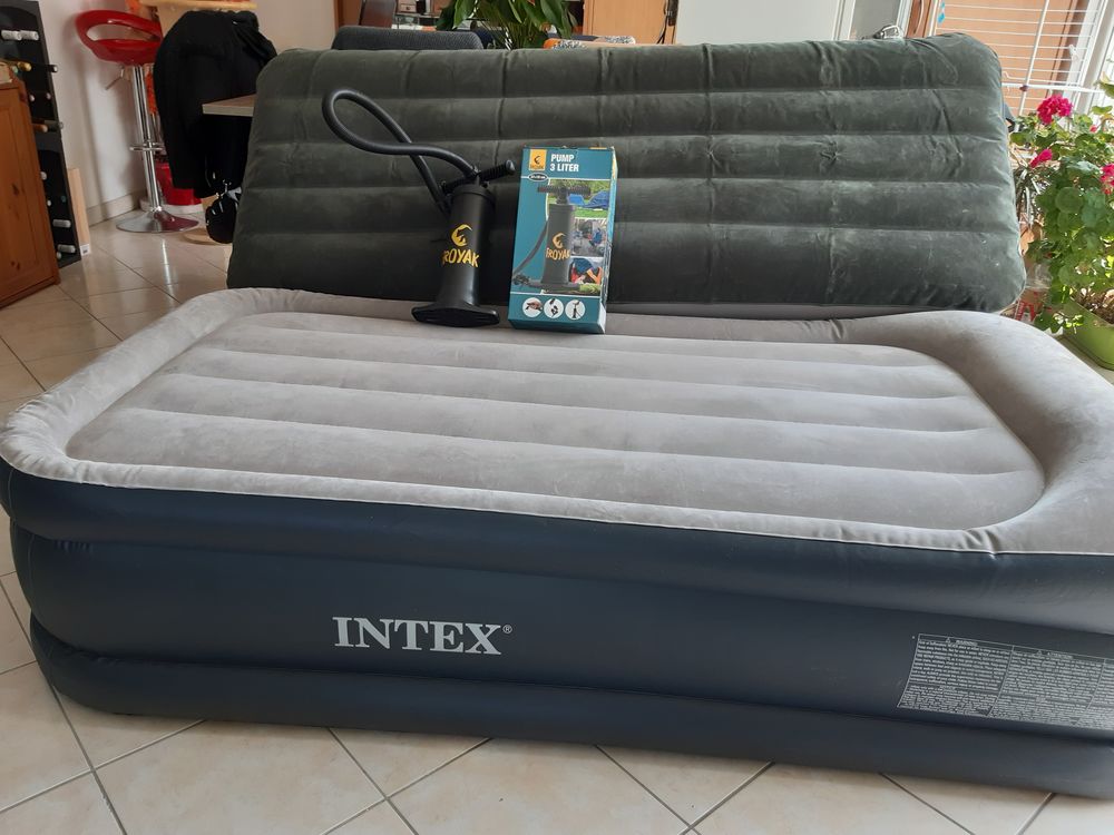 2 matelas gonflables Meubles