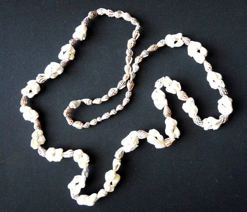 Grand Collier fait de petits coquillages naturels - Vintage Bijoux et montres