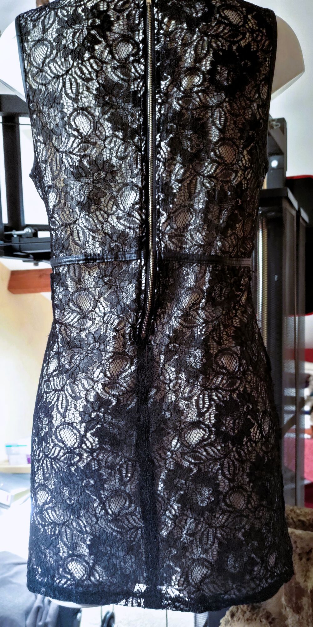 robe noire: au choix
autres mod&egrave;les dispo, demandez photos Vtements