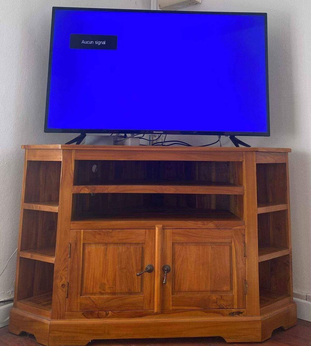 T&eacute;l&eacute;vision SKYWORTH + Meuble d'angle en teck. Photos/Video/TV