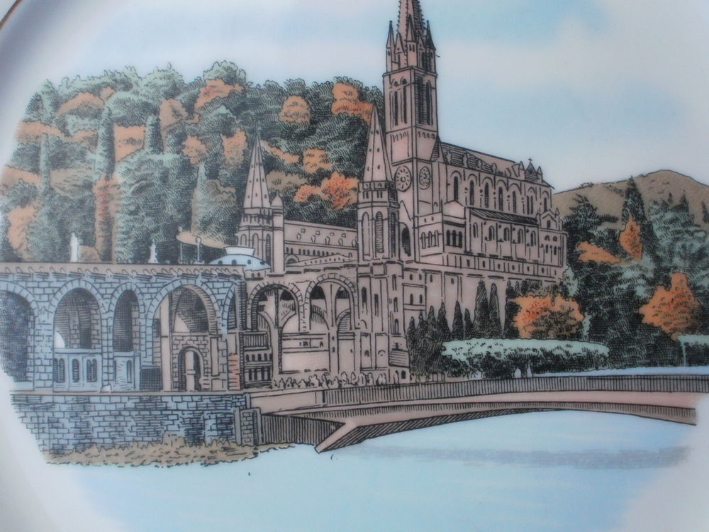 Assiette d&eacute;co BASILIQUE de LOURDES porcelaine Chwarzenbach Décoration