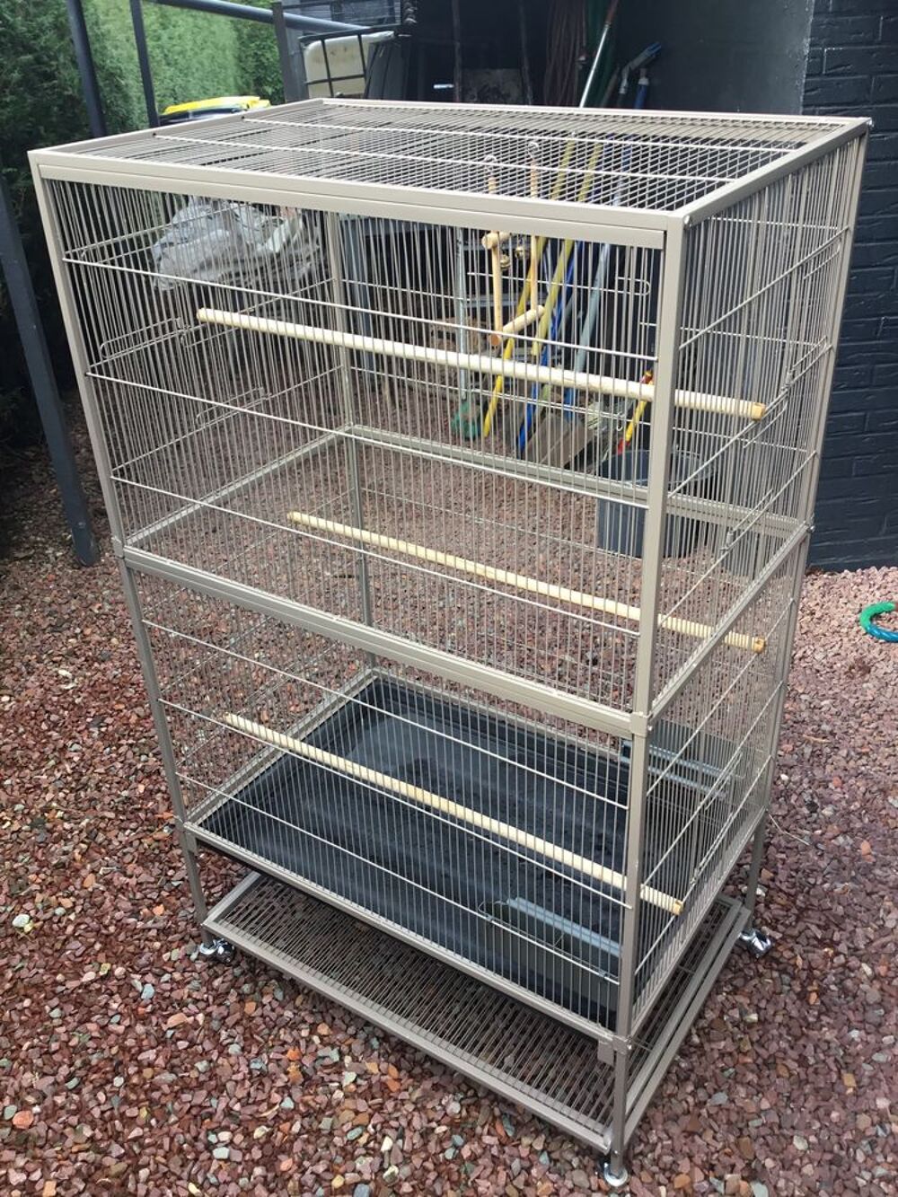 Grande cage m&eacute;tallique sur roulettes Jardin