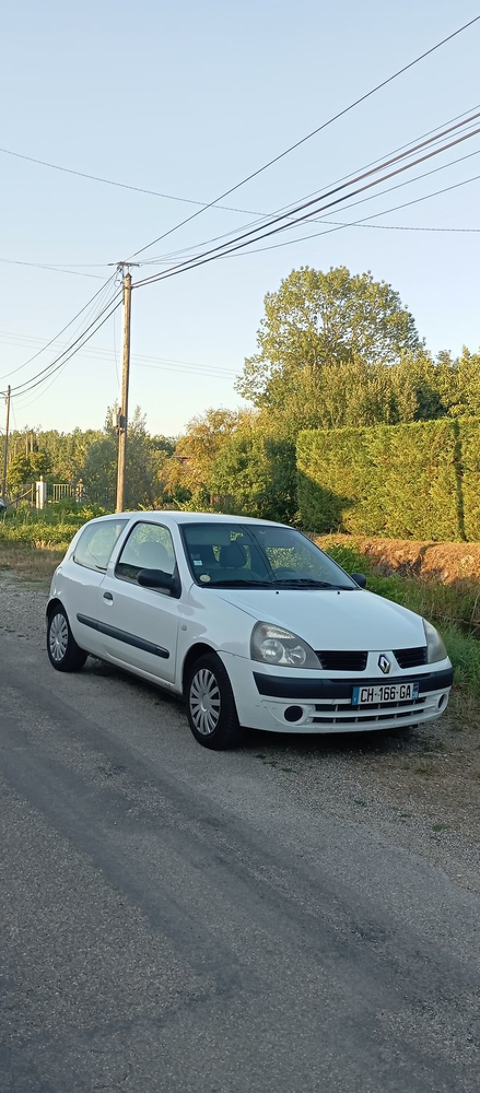 Renault Clio II CLIO SOCIETE 1.5 dCi 55 GENERIQUE 2006 occasion Saint-&Eacute;gr&egrave;ve 38120