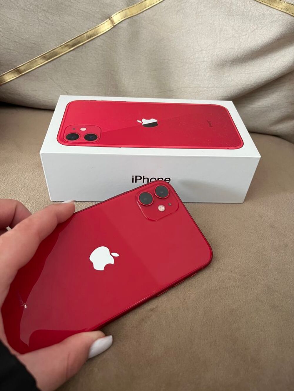 ! iPhone 11 red 128GB Tlphones et tablettes