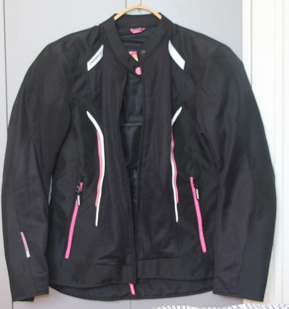BLOUSON MOTO FEMME TAILLE L
Vêtements