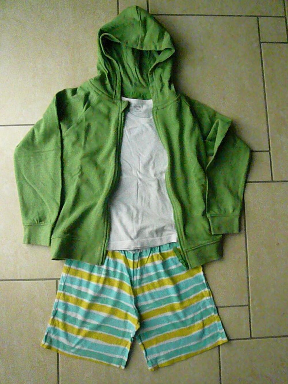 Tenue de sport 3 pi&egrave;ces 8 ans (n&deg;12) Vêtements enfants