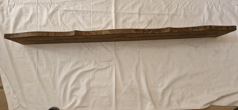 Ancien fronton sculpt&eacute; en bois ch&egrave;ne
Longueur 120cm
Décoration