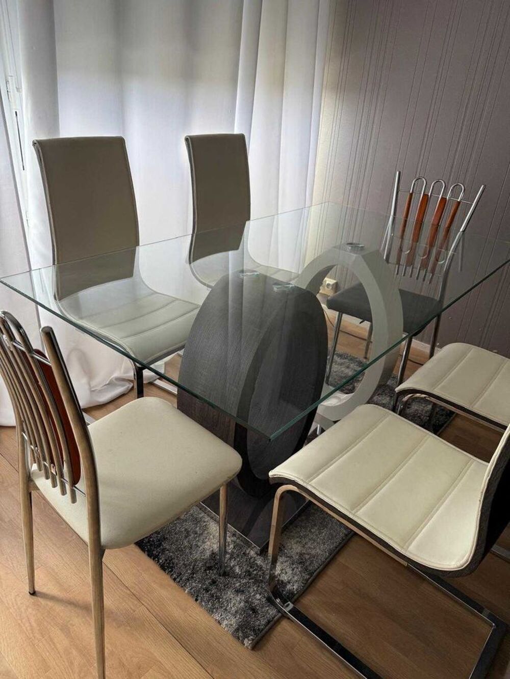 table + chaises Meubles