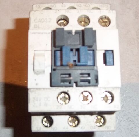 Schneider CAD32BL RELAIS DE CONTROLE 25 Colombier-Fontaine (25)