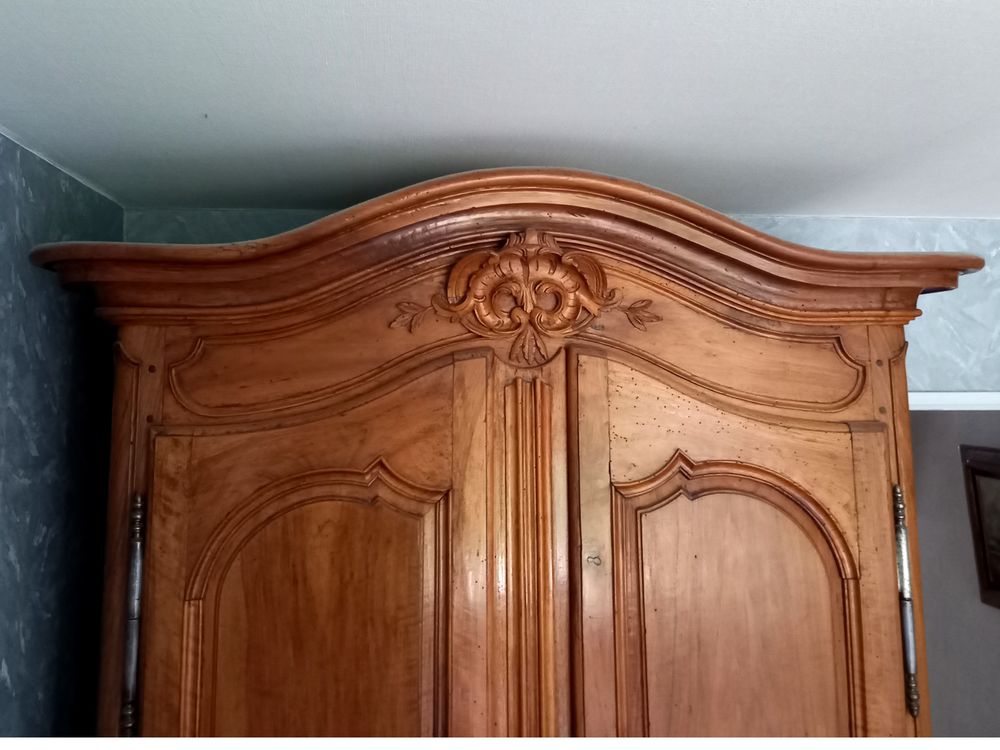 Armoire Proven&ccedil;ale ancienne en noyer massif - tr&egrave;s bon &eacute;tat Meubles