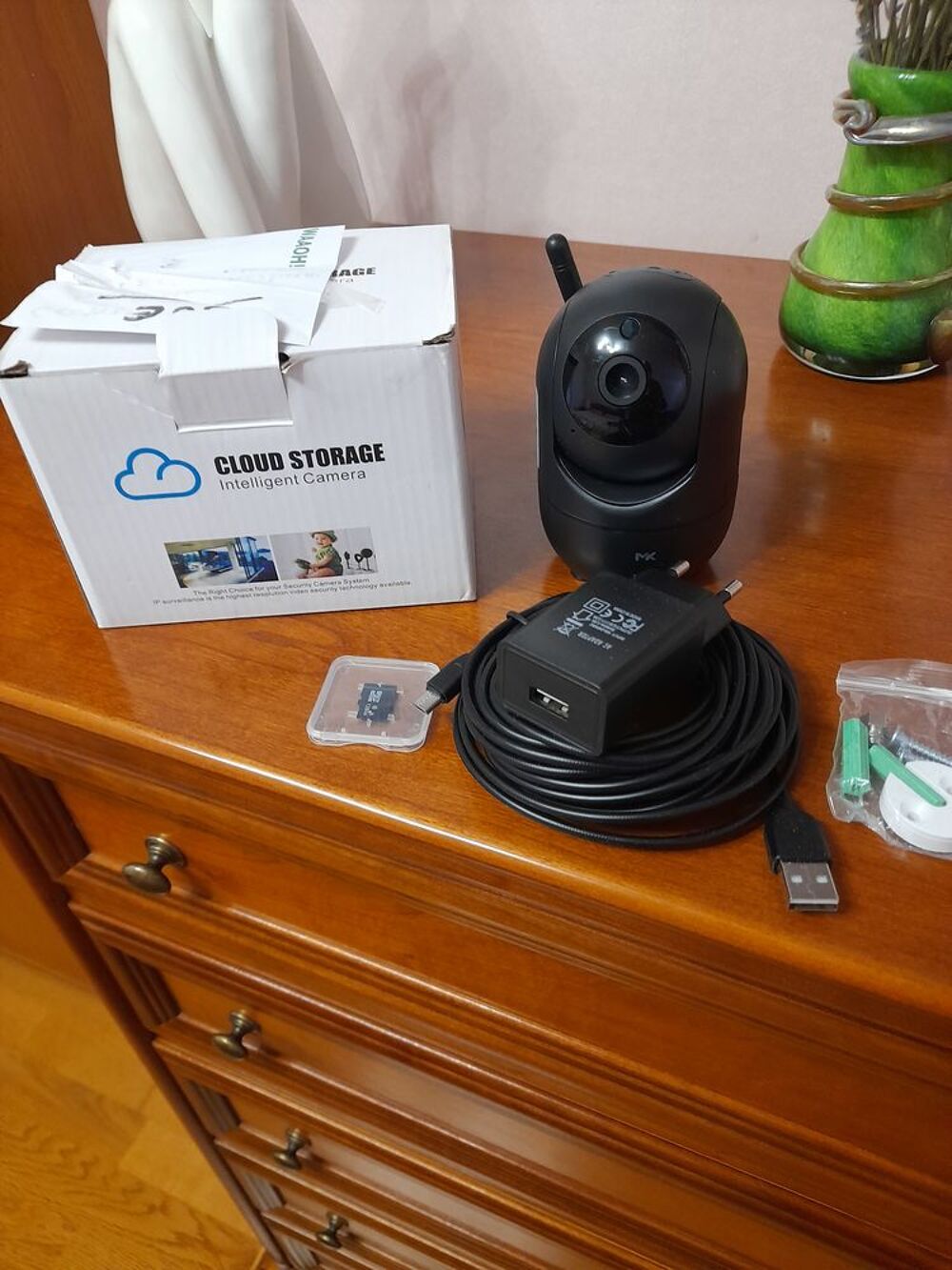Une cam&eacute;ra de surveillance NEUVE dans son emballage. Photos/Video/TV