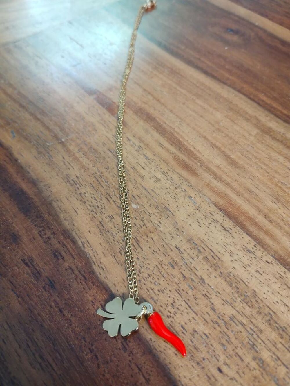 Chaine porte bonheur / tr&egrave;fle et corne rouge / Plaqu&eacute; or Bijoux et montres