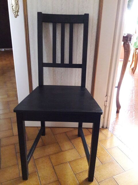 1  chaise noire en bois .          8  . 8 Bizanos (64)