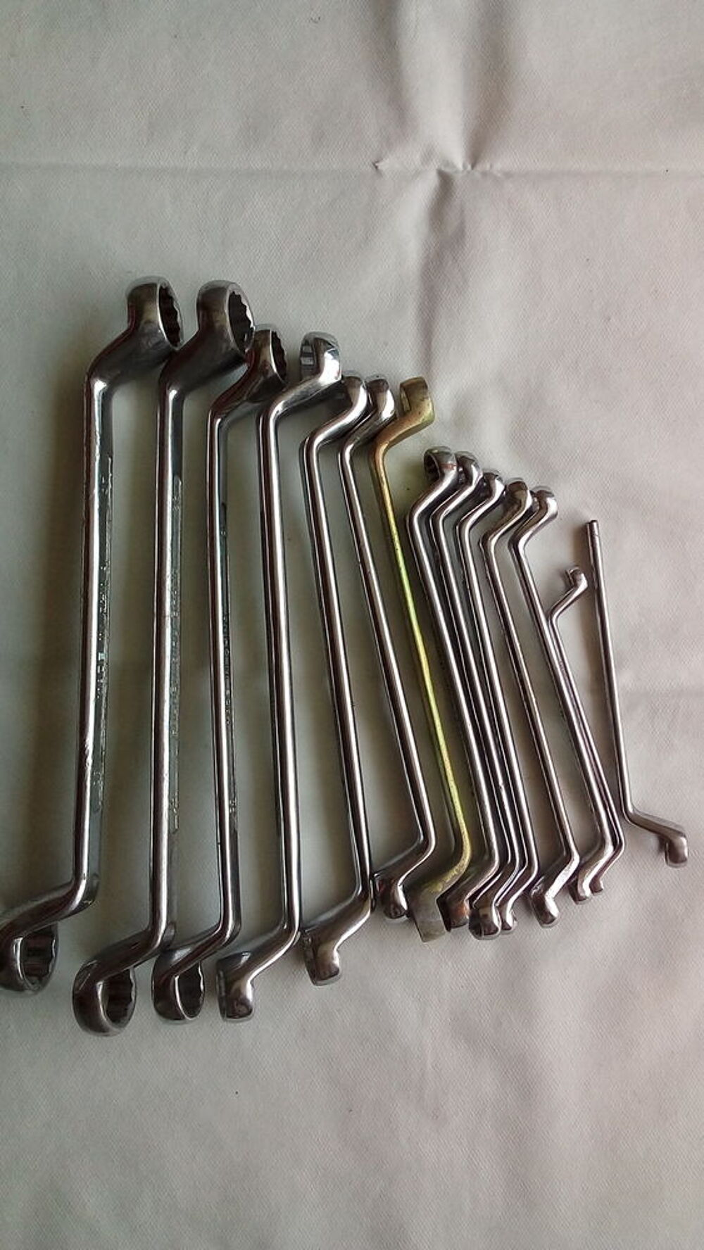 une caisse a outils remplie d'outils divers ; en bon &eacute;tat . Bricolage