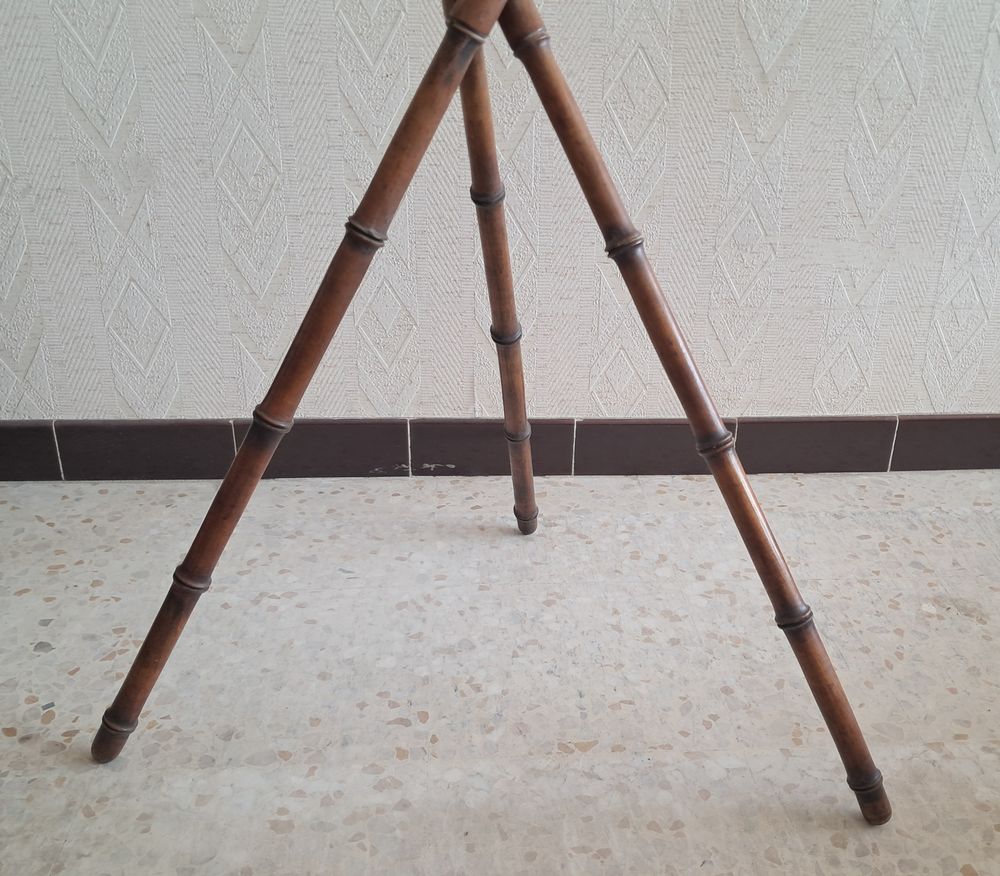 ancien trepied vintage en bois tourn&eacute; 
Décoration