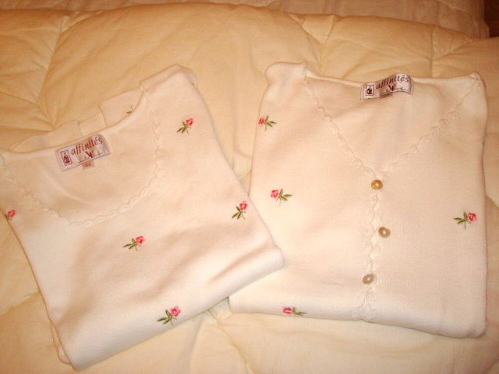 Ensemble blanc tricot (l&eacute;ger) petites fleurs"roses" rebrod&eacute;e Vêtements