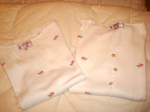 Ensemble blanc tricot (léger) petites fleurs roses  rebrodée 28 Anglet (64)