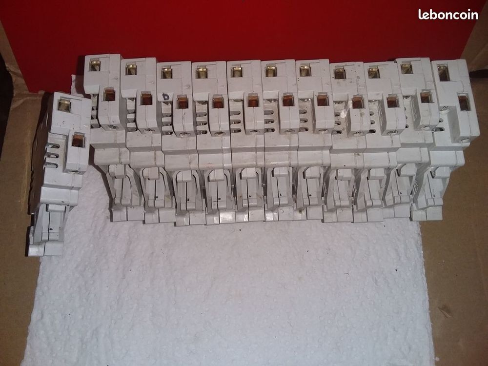 LOT de 12 COUPE CIRCUIT HAGER 12501 Bricolage