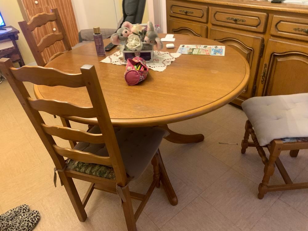 Table et chaise et buffet Meubles