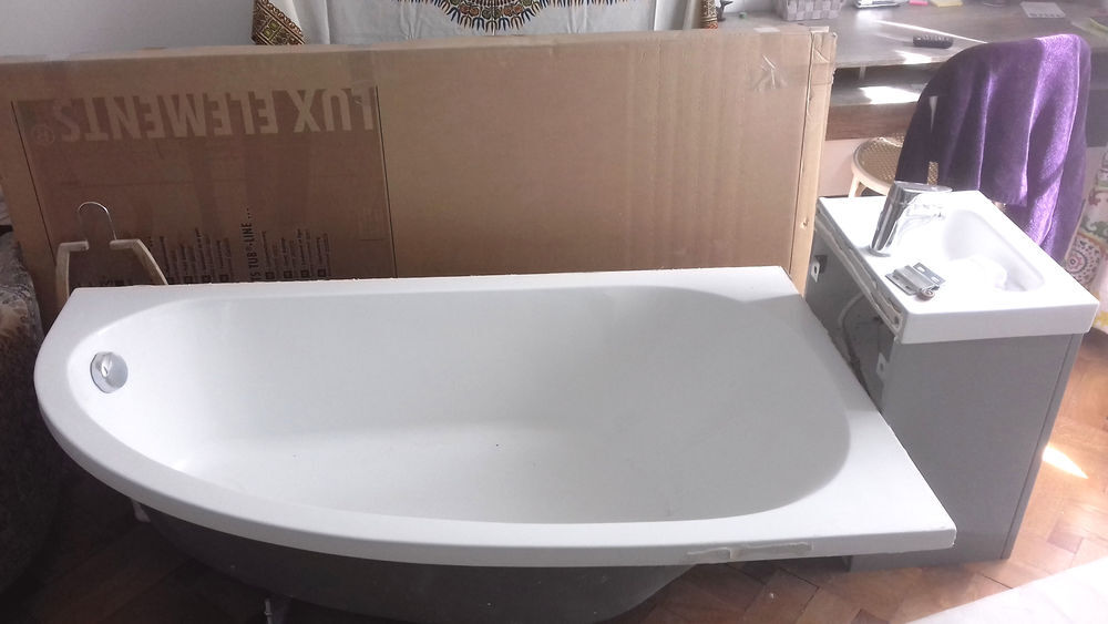 Jolie baignoire avec angle arrondi Meubles