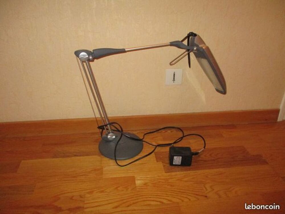 Lampe de bureau articul&eacute;e en 3 points
Décoration