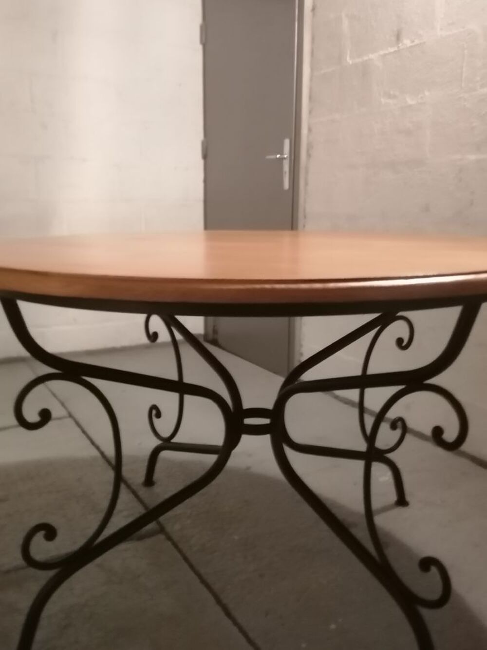 Table ronde plateau pin massif et pied fer forg&eacute; Meubles