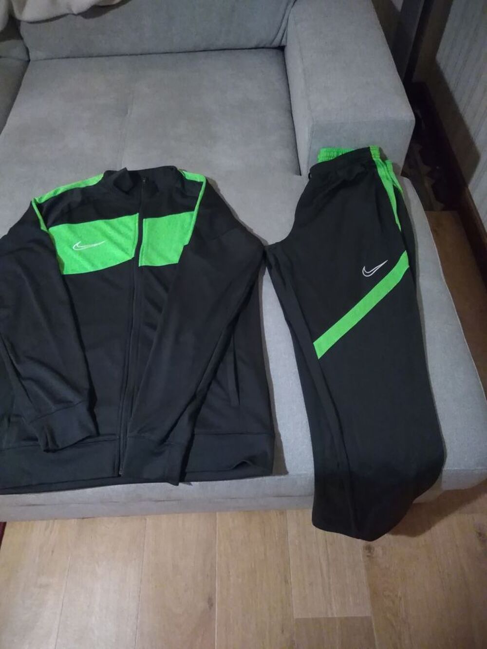 Surv&ecirc;tement femme NIKE Vêtements