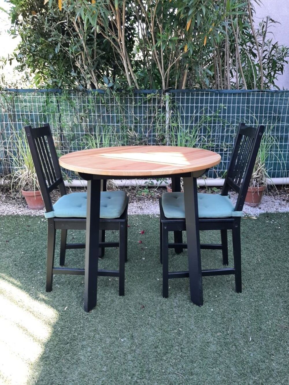Ensemble Table en bois ronde et deux chaises assorties Meubles